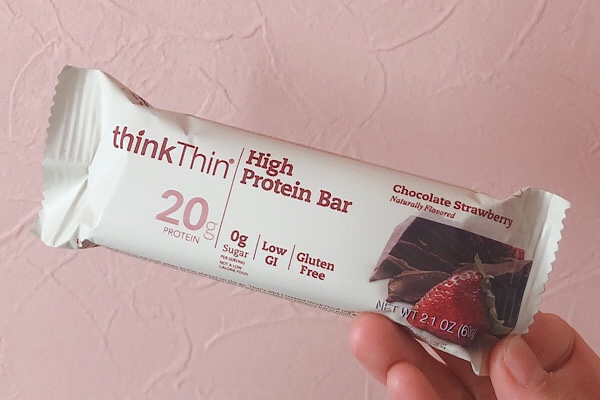 アイハーブで買ったThink Thinのチョコレートストロベリー味のプロテインバー個包装