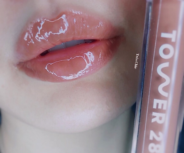 セフォラでも話題のクリーンビューティブランドTower 28のリップグロスShine On Milky Lip Jellyの色Almond を口コミ