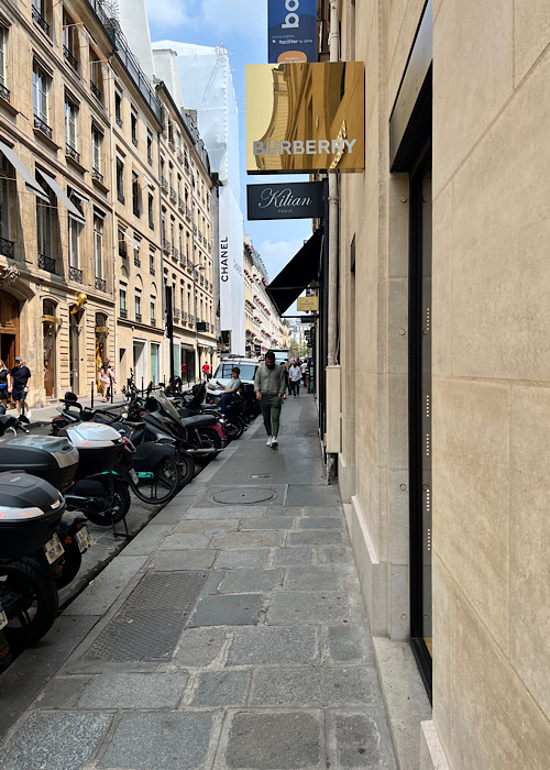 パリ1区 Ritz Le Comptoir （リッツ パリ ル・コントワール）のマドレーヌで『 エミリー、パリへ行く』な体験をした話【パリ旅行で行くべきお店】Ritz Le Comptoir（リッツ パリ ル・コントワール）があるカンボン通りはシャネル本店がある事で有名。高級香水ブランドKillian（キリアン）、Parfumes de Marly（パフュームドマーリー） の路面店もカンボン通りに