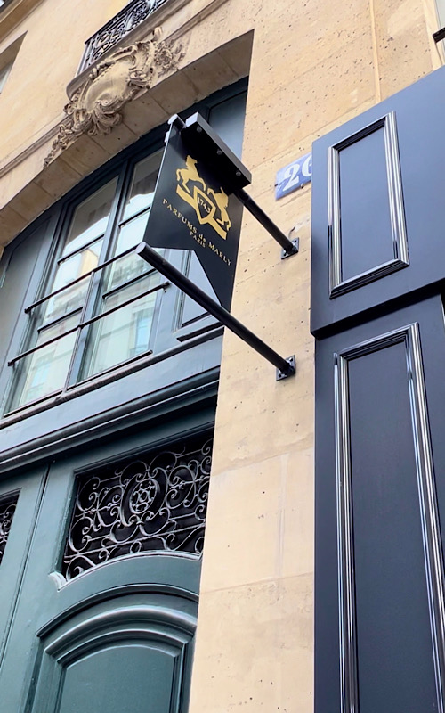 パリ1区 Ritz Le Comptoir （リッツ パリ ル・コントワール）のマドレーヌで『 エミリー、パリへ行く』な体験をした話【パリ旅行で行くべきお店】Ritz Le Comptoir（リッツ パリ ル・コントワール）があるカンボン通りはシャネル本店がある事で有名。高級香水ブランドKillian（キリアン）、Parfumes de Marly（パフュームドマーリー） の路面店もカンボン通りに
